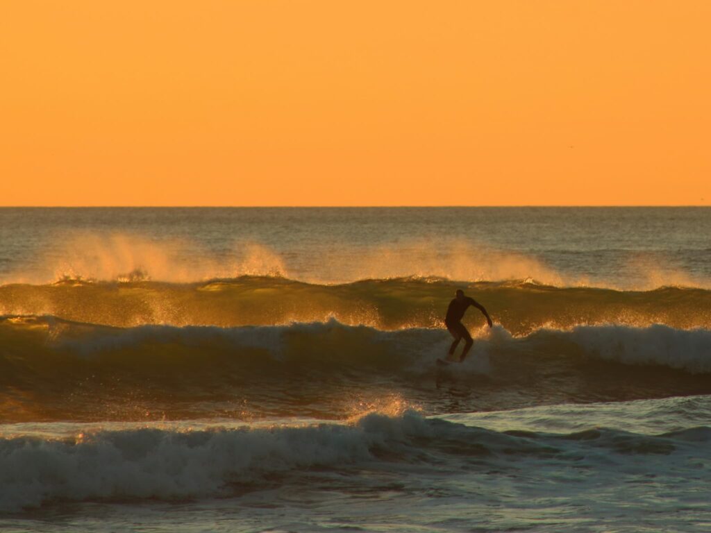 ミッドレングスで夕日のサーフィン